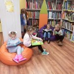 Vaikai skaito knygas
