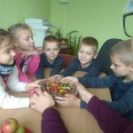 Vaikai paruošė sveikuolių mišrainę