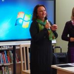 Konkurso „Haiku Mažeikiams“ laureatus sveikina Jūratė Norvaišienė ir bibliotekos direktorė Alina Bernotienė
