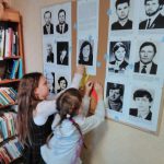 Mažosios bibliotekos lankytojos Gabija ir Paula stende prisega savo padėką laisvės gynėjams