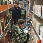 Mokiniai renkasi knygas