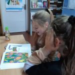 Vaikai susidomėję skaitė eilėraščių ir pasakaičių ištraukas