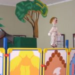 2004 m. Mažeikių viešojoje bibliotekoje vaikai žiūrėjo lėlių teatro „Vyturiai ir pelėdžiukai“ spektaklį „Knygynukas tvarkdarys ir suplėšyta knyga“
