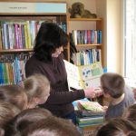 2015 m. pirmos klasės mokiniams organizuotas rytmetis „Nepraeikite pro šalį“. Bibliotekininkė S. Brasienė pasakoja apie vaikiškas knygeles.