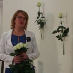 Jūratę Norvaišienę sveikina Viešosios bibliotekos direktorė Alina Bernotienė