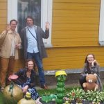 „Poezijos pavasario“ dalyviai Mažeikiuose prie gimtojo Henriko Nagio ir jo sesers Liūnės Sutemos namo