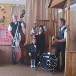 Urvikių kultūros centro „Linksmųjų vyrukų“ muzikinis sveikinimas