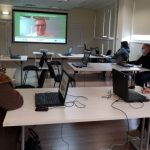 Mokymų dalyviai stebi akcijos „Senjorų dienos internete“ transliacijas