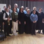 „Poezijos pavasario“ dalyviai su Tirkšlių kultūros centro moterų ansambliu