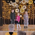 Vaikučiai dainuoja daineles