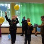 Vaikai žaidžia su balionais