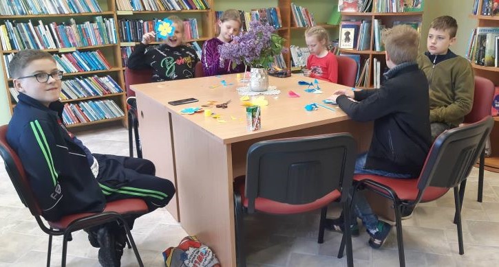 Bibliotekoje vaikai gamina gėlytes