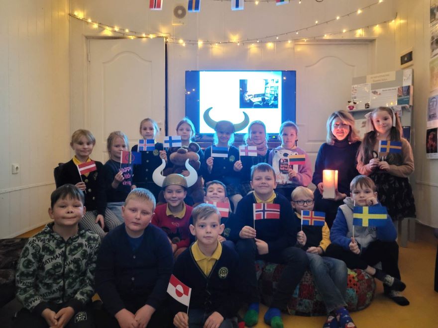 Šiaurės šalių literatūros savaitės skaitymuose žvakių šviesoje dalyvavo Židikų Marijos Pečkauskaitės gimnazijos 3 klasės mokiniai.