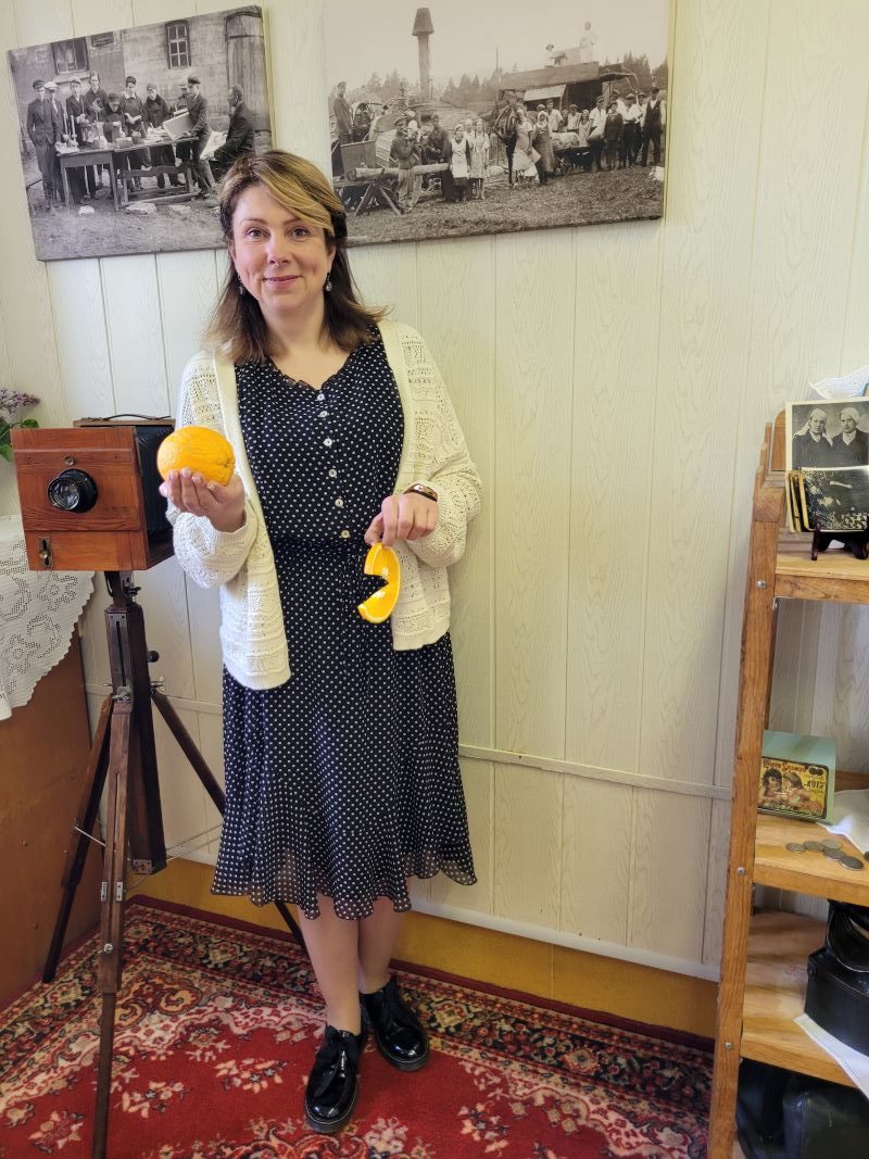 Bibliotekininkė Valda su viena iš kontrabandos prekių tarpukariu – apelsinu