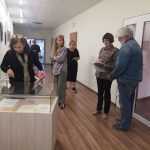 Janina Dambrauskaitė „Poezijos pavasario“ dalyviams pristatė bibliotekoje eksponuojamą Maironio lietuvių literatūros muziejaus parodą apie Henriką Nagį