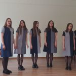 Leidyklų dienos dalyvius nuotaikingomis dainomis pasveikino Mažeikių Merkelio Račkausko gimnazijos merginų vokalinis ansamblis „Incanto“