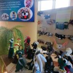 Vaikai bibliotekoje galėjo apžiūrėti lėlių teatro aktorės, tautodailininkės Erikos Laurinavičiūtės-Šuklinskienės pirštininių lėlių parodą