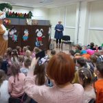 Kiškis pristato Radviliškio viešosios bibliotekos lėlių teatrą „Boružėlė“