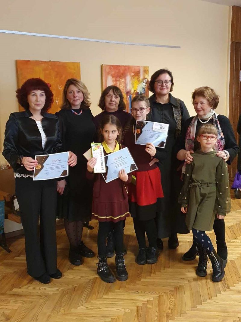 Moksleivių kūrybos konkurso „Sveikinimas žodžių magijos kūrėjai Violetai Palčinskaitei“ dalyviai „Žiburėlio“ pradinės mokyklos mokiniai ir mokytojai
