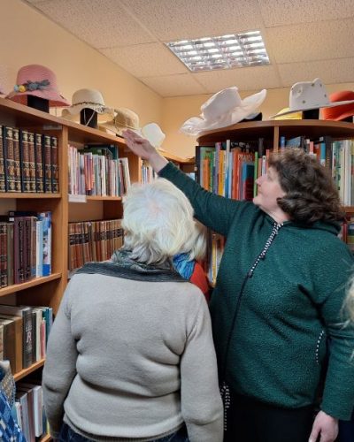 Parodos „Žavios skrybėlaitės“ pristatymas Reivyčių bibliotekoje