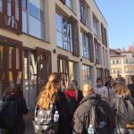 Gabijos gimnazijos moksleiviai prie bibliotekos