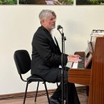 Andrius Bialobžeskis atlieka savo autorinę dainą