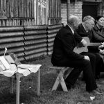 Mažeikių kultūros centro vokalinis ansamblis „Vėntringa“ atlieka dainą „Tu nuėjai keliu...“.