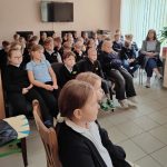 mokiniai klausosi prisistatymo