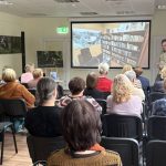 M. Karlonas rodo savo asmeninę biblioteką