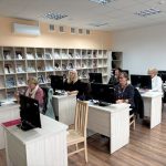 Mokymų dalyvės klausosi apie saugų e. paslaugų naudojimą.