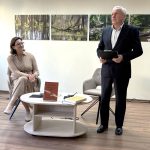 Renginį profesionaliai moderavo ir įtaigias ištraukas iš naujosios knygos skaitė žurnalistas Arūnas Limantas