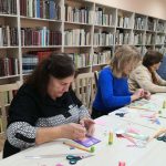 Užsiėmimo dalyviai rinkosi subtilias spalvas, drąsiai derino raštus, puošė savo kūrinius mielomis detalėmis