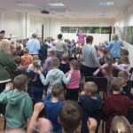 Žiūrovai įsijungia į bendrą orkestrą